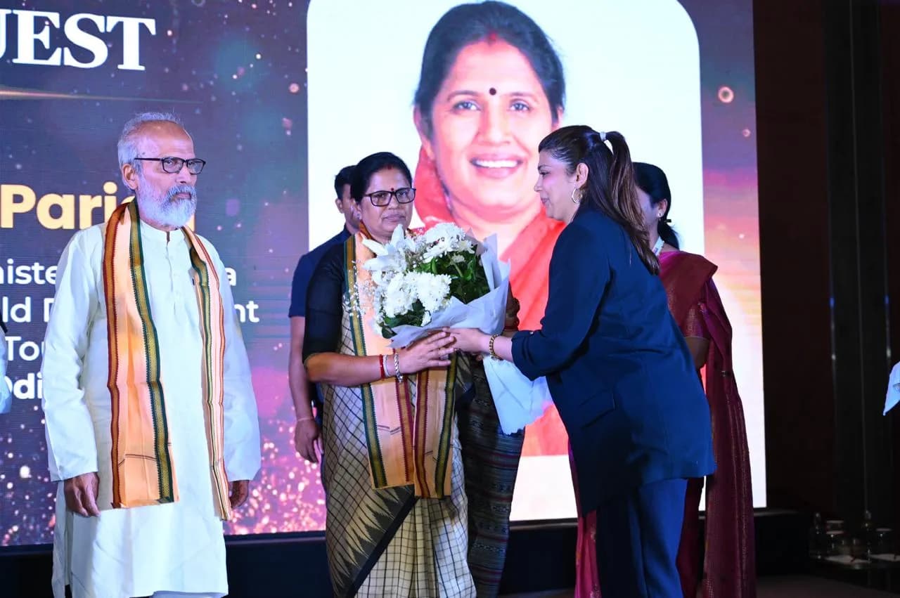 A guest being welcomed with a bouquet on stage at a previous edition of the summit.